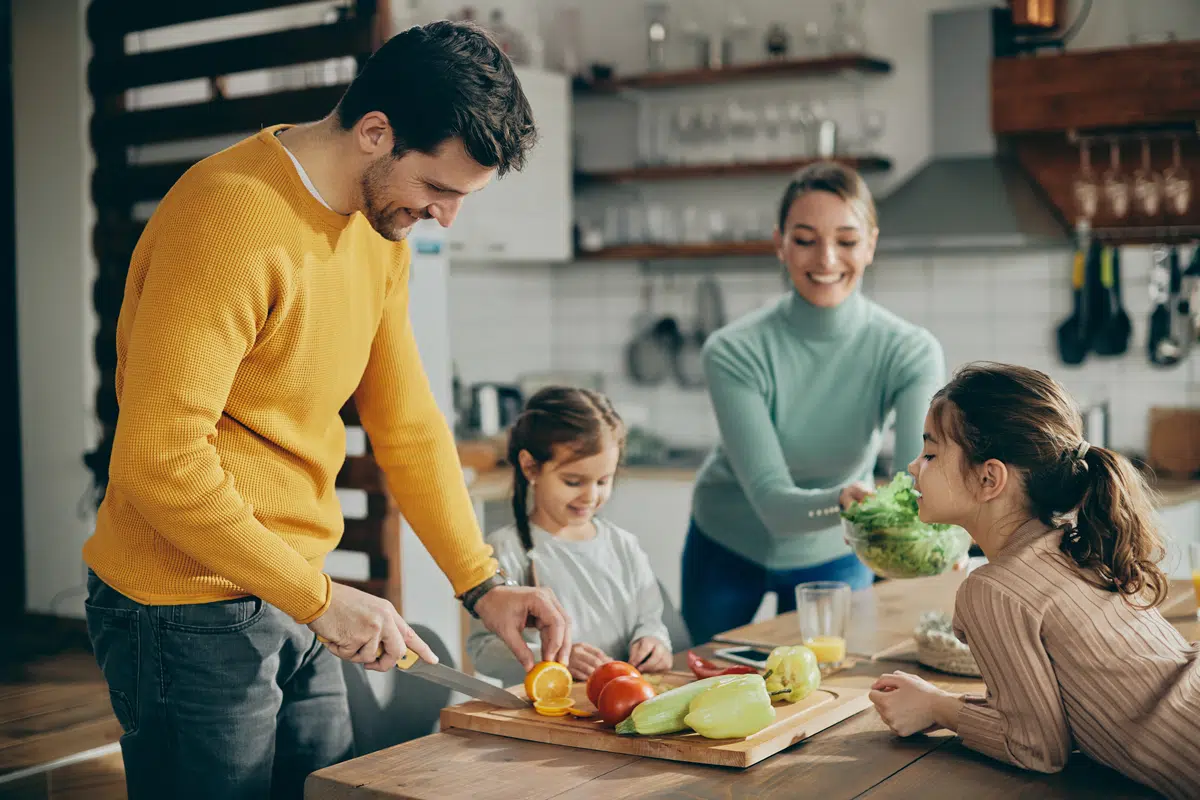 Familia con un estado de vida saludable preparando alimentos naturales después de conocer su test epigenético.