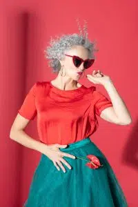 Beneficios de la Epigenética en el tratamiento de enfermedades y condiciones - cheerful fashionable mature pretty woman feeling a 2022 02 03 03 00 25 utc