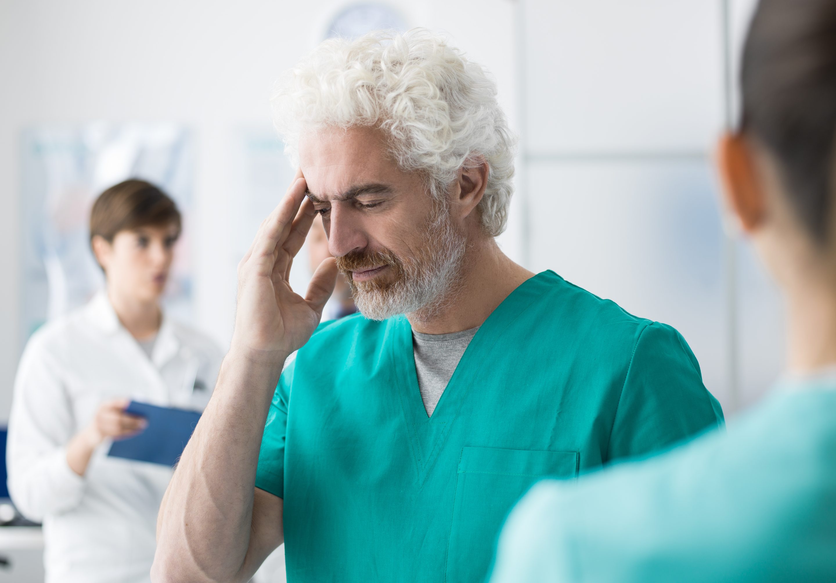 Nutrigenómica - healthcare worker having an headache 2021 08 26 22 39 58 utc scaled